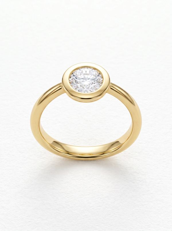 Bague de fiançailles ronde serti clos en or jaune posée droite, rebord poli et anneau arrondi
