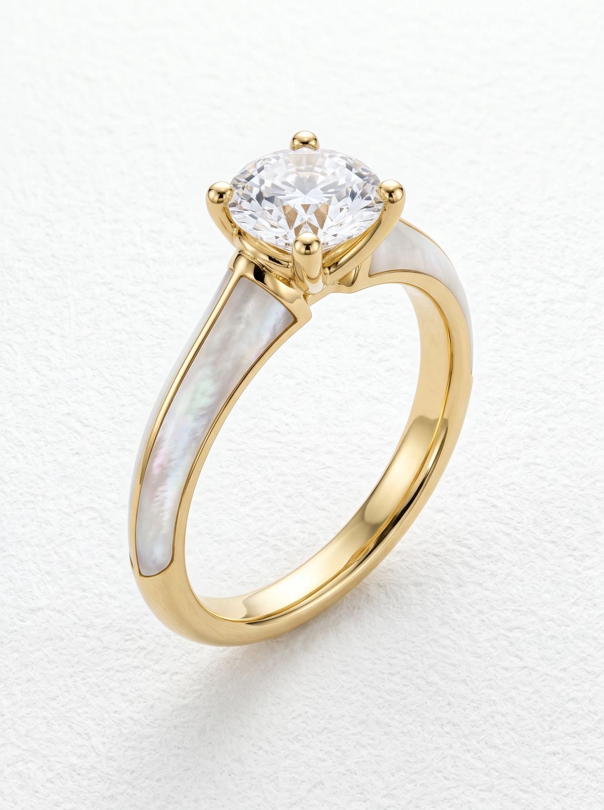 Bague de fiançailles solitaire nacre en or jaune posée droite, diamant rond sur quatre griffes