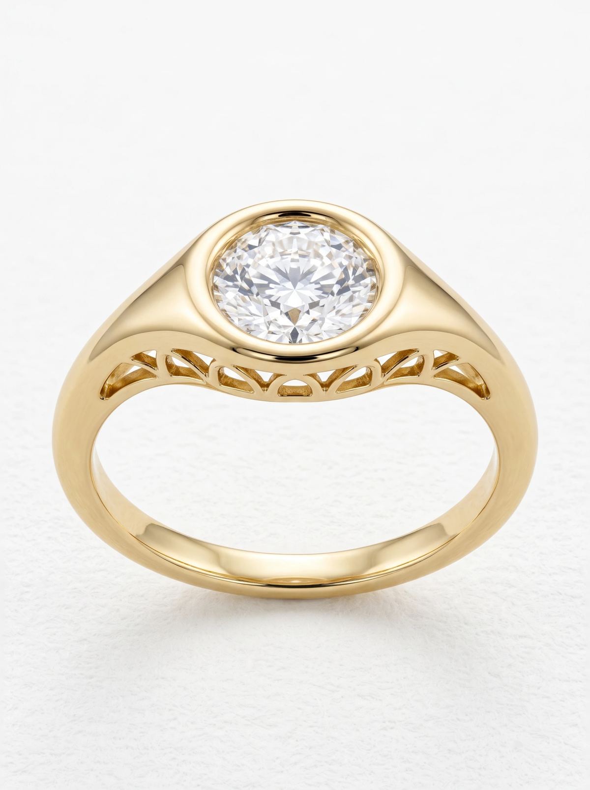 Bague de fiançailles chevalière diamant rond en or jaune, vue de face du serti clos et de l'anneau effilé