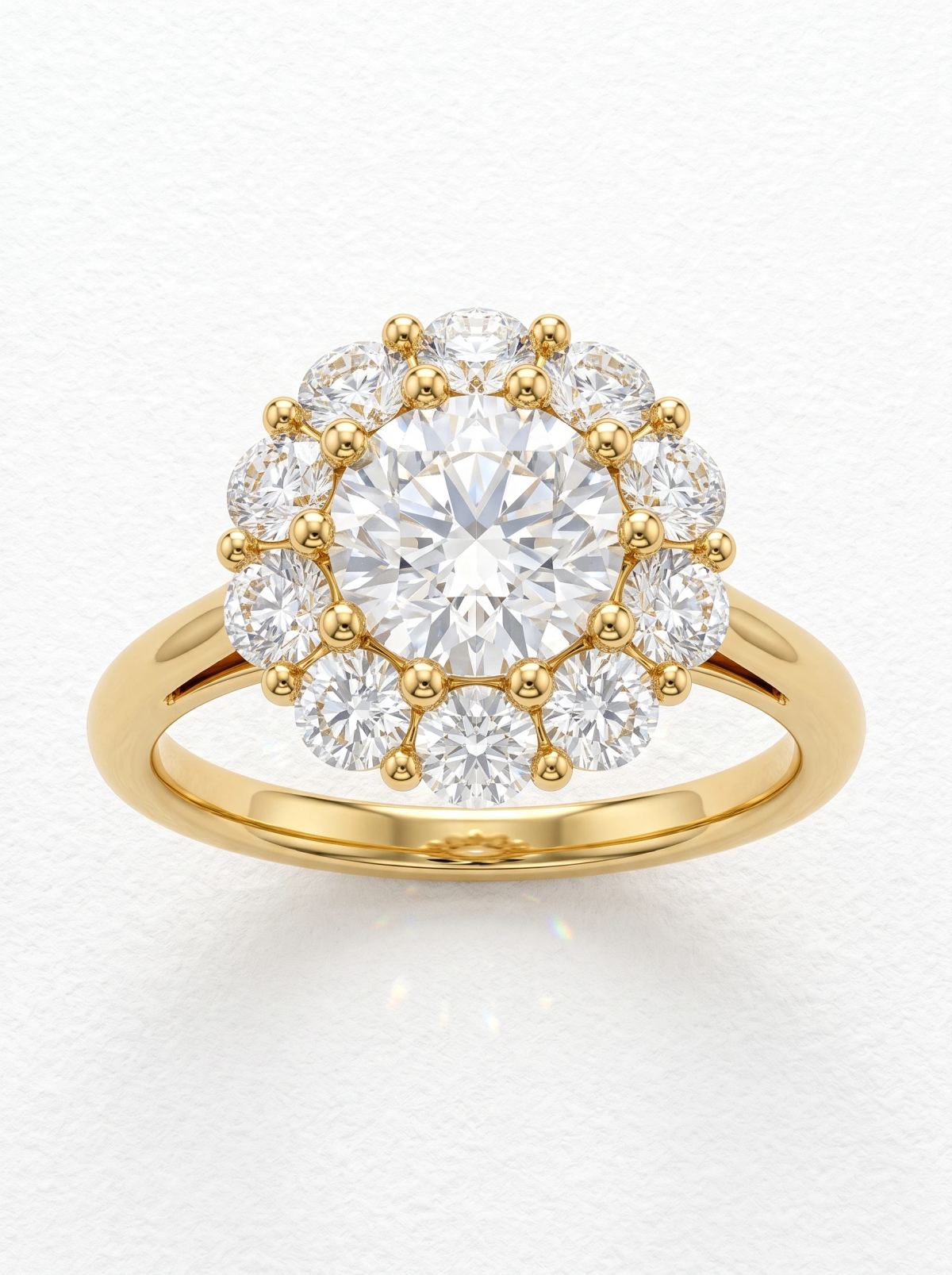 Bague de fiançailles halo fleur diamant rond en or jaune, vue de face des dix diamants sertis de grains