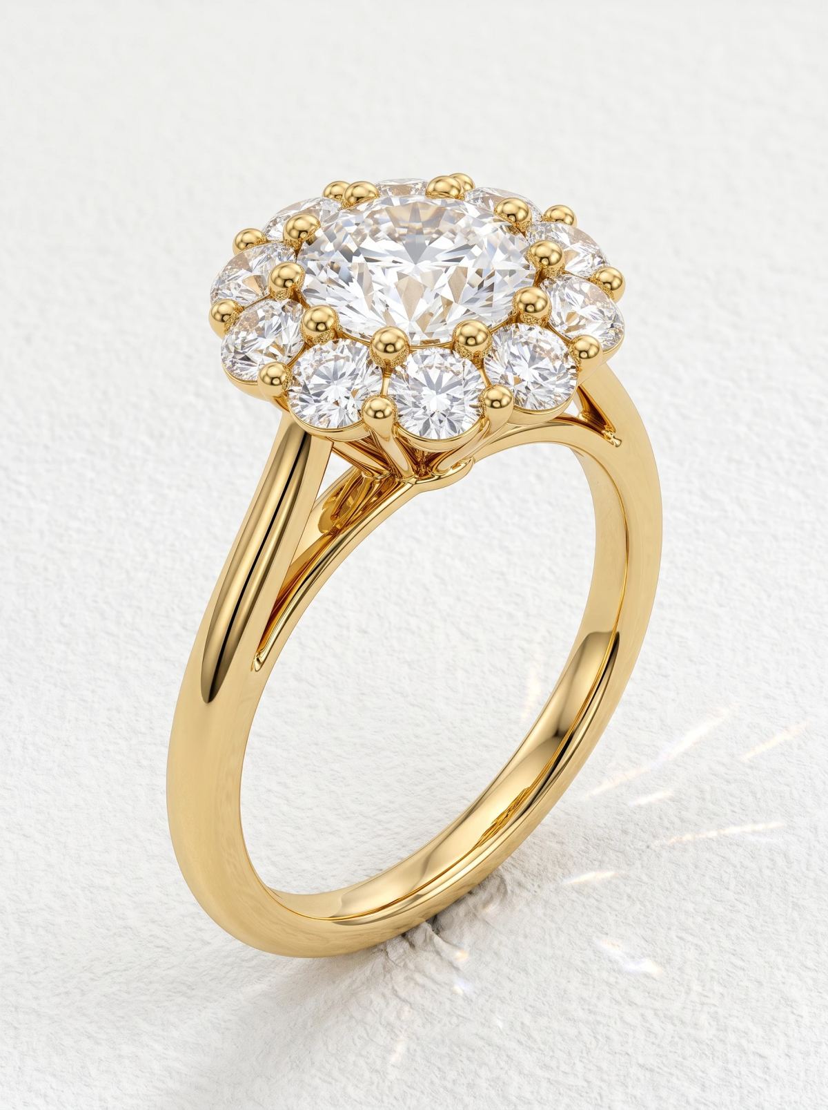 Bague halo fleur en or jaune vue de trois quarts, anneau cathédrale ajouré et galerie en bouquet