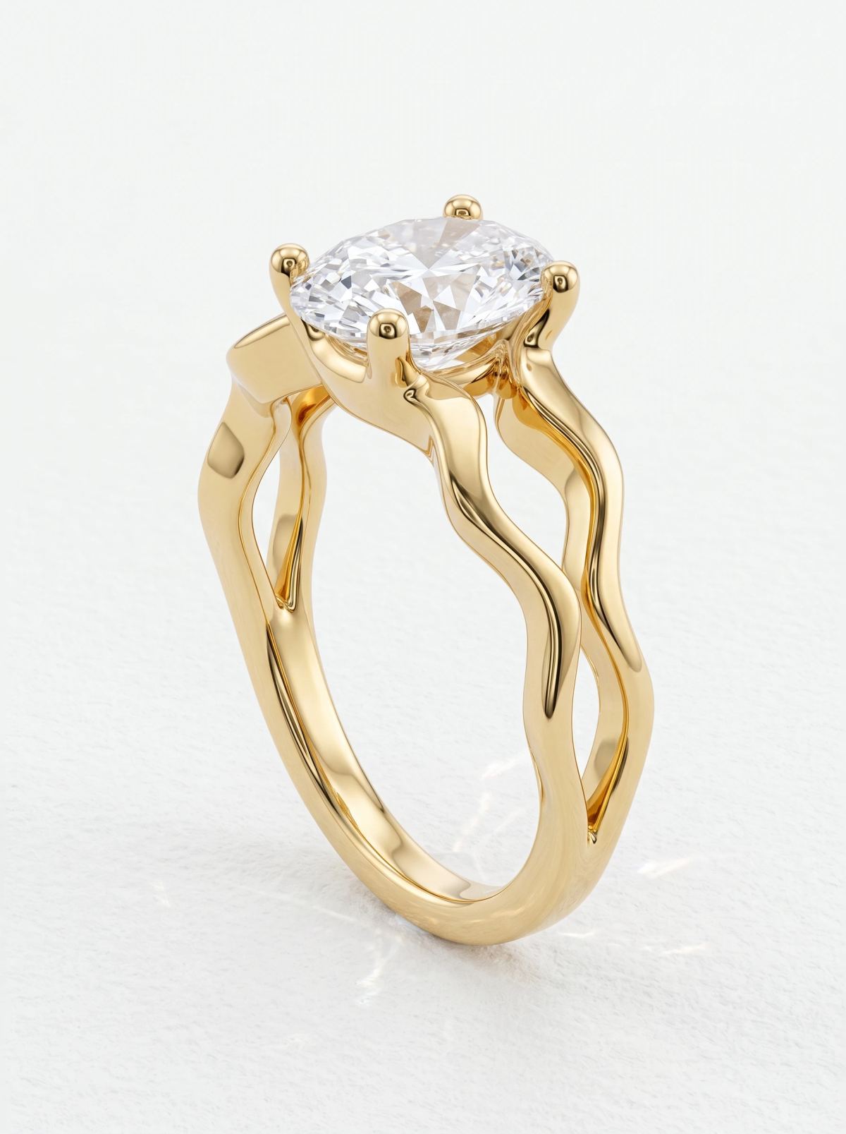 Bague de fiançailles ovale à anneau divisé ondulé en or jaune posée droite, quatre griffes arrondies