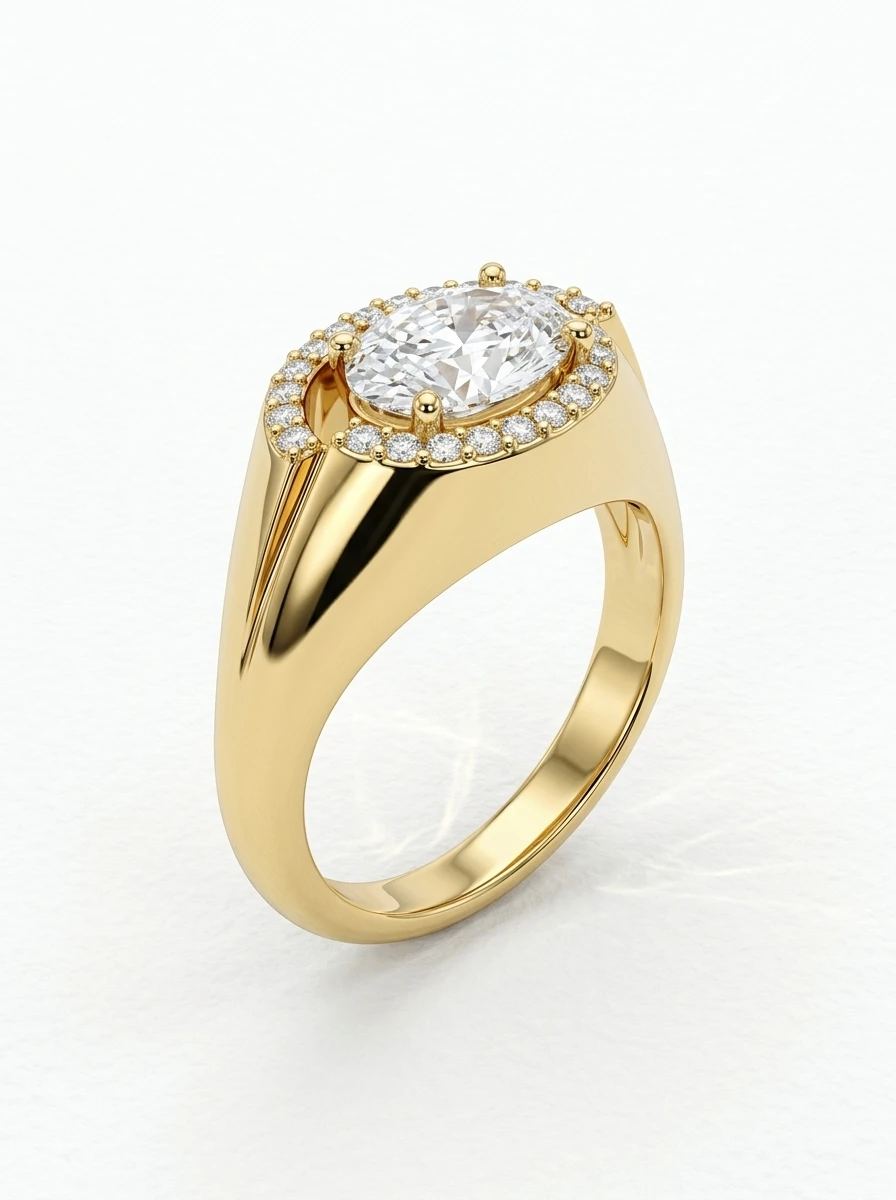 Bague de fiançailles à halo décalé en or jaune posée droite, montrant l'anneau effilé style chevalière