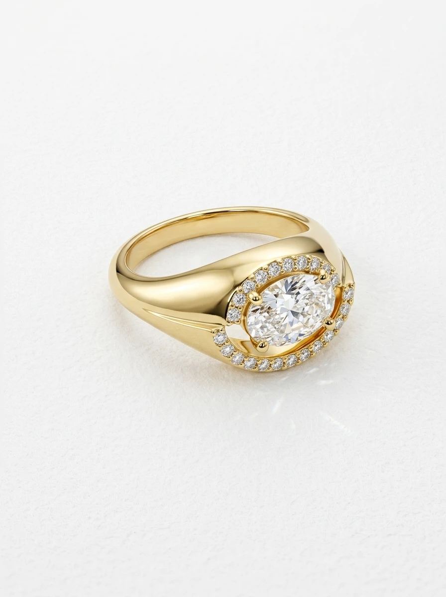 Vue de côté d'une bague ovale à halo en or jaune, anneau poli affirmé et arcs de pavé autour du diamant