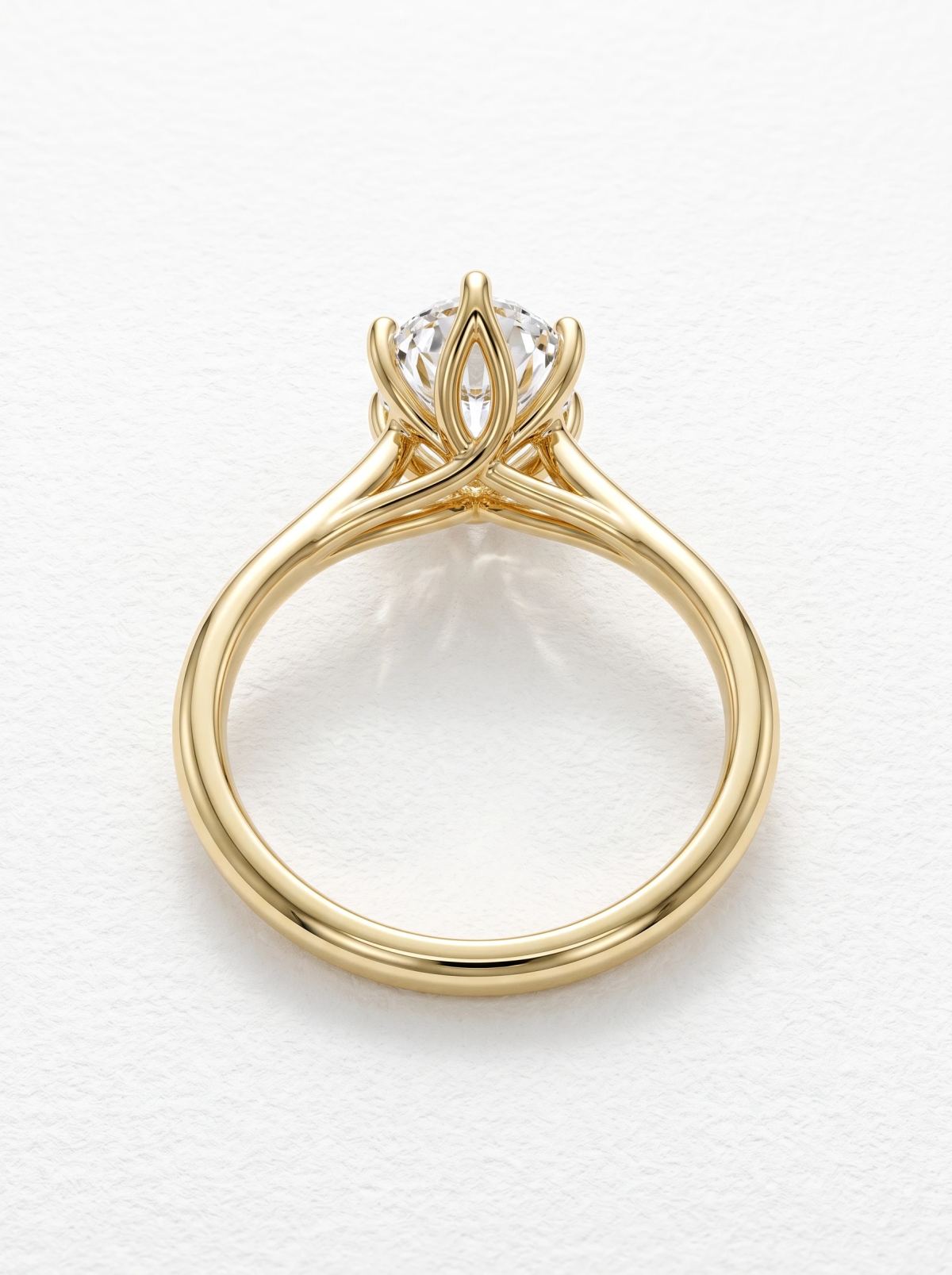 Vue arrière d'une bague de fiançailles ovale en or jaune montrant le panier en fils bouclés croisés sous la pierre