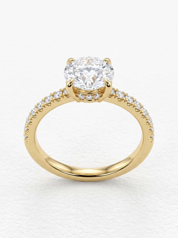 Bague de fiançailles ronde halo caché pavé en or jaune posée droite, quatre griffes et épaules pavées