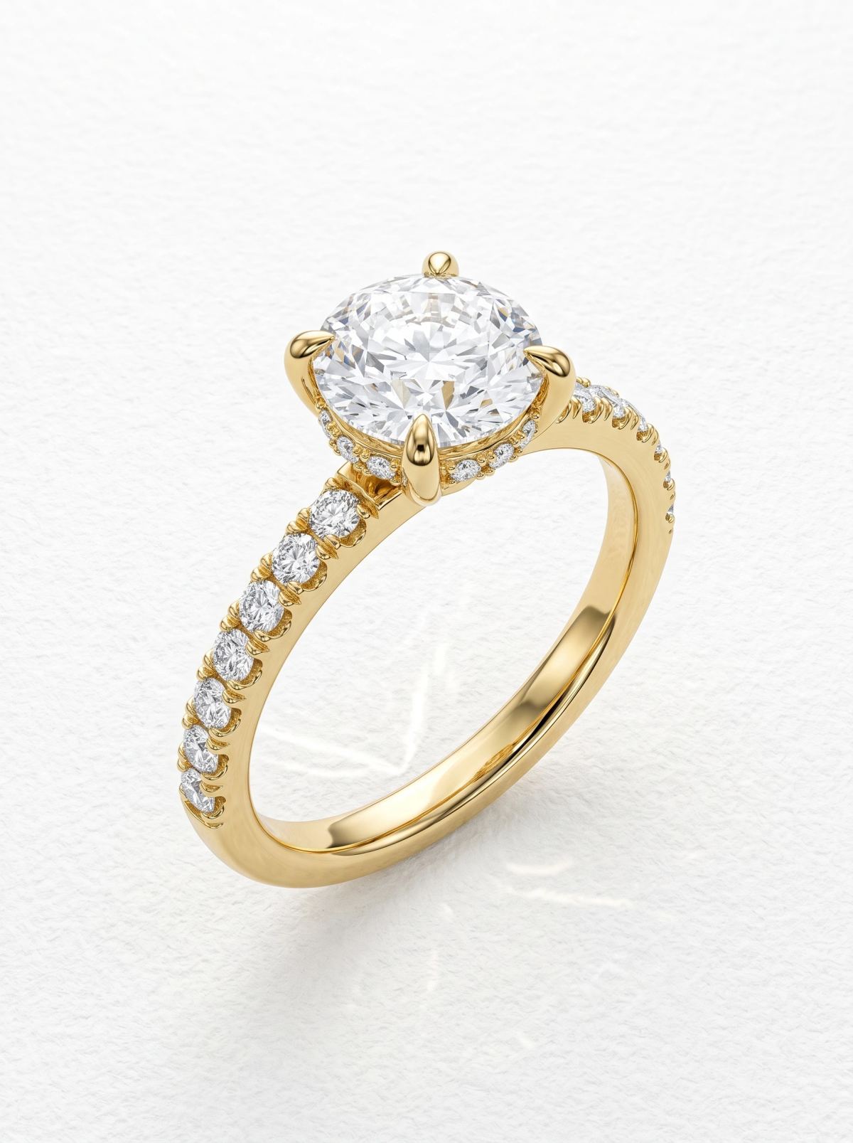 Bague de fiançailles taille ronde en or jaune vue de trois quarts, halo caché visible sous la pierre centrale