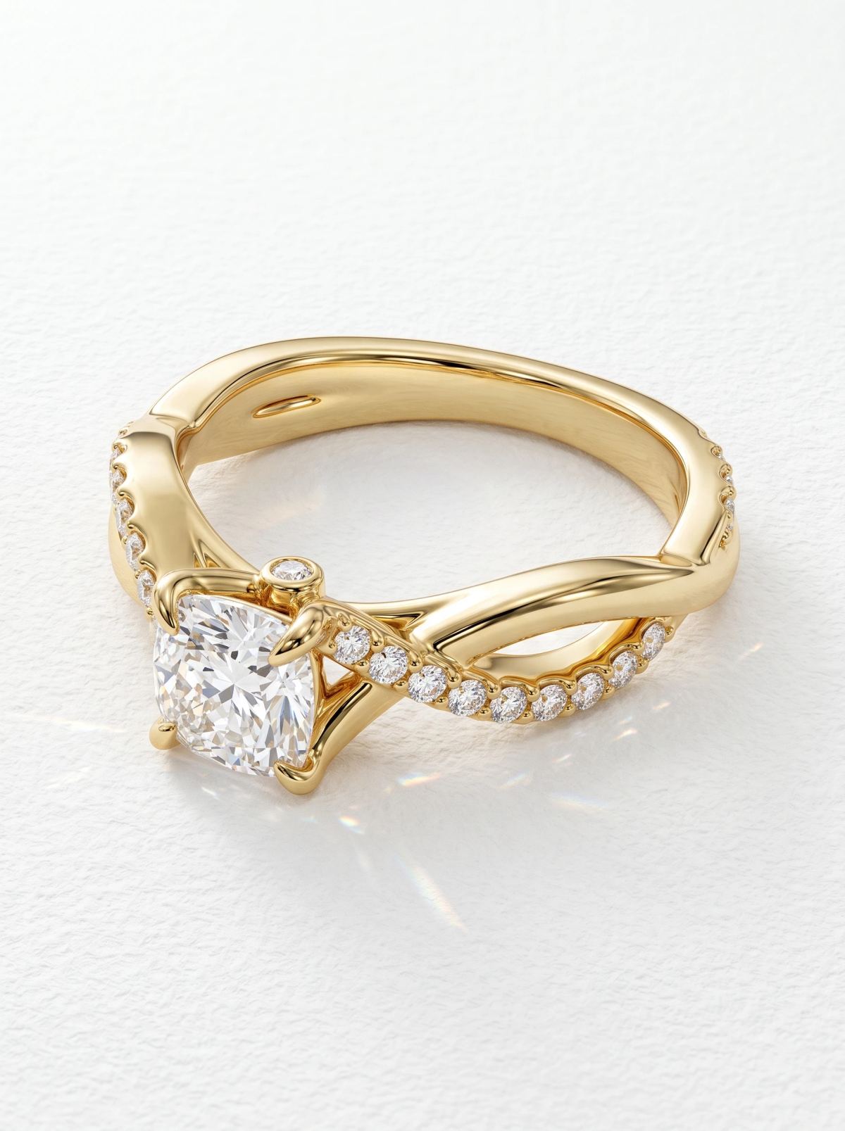 Bague de fiançailles torsadée en or jaune couchée, coussin à quatre griffes et brin en micro-pavé