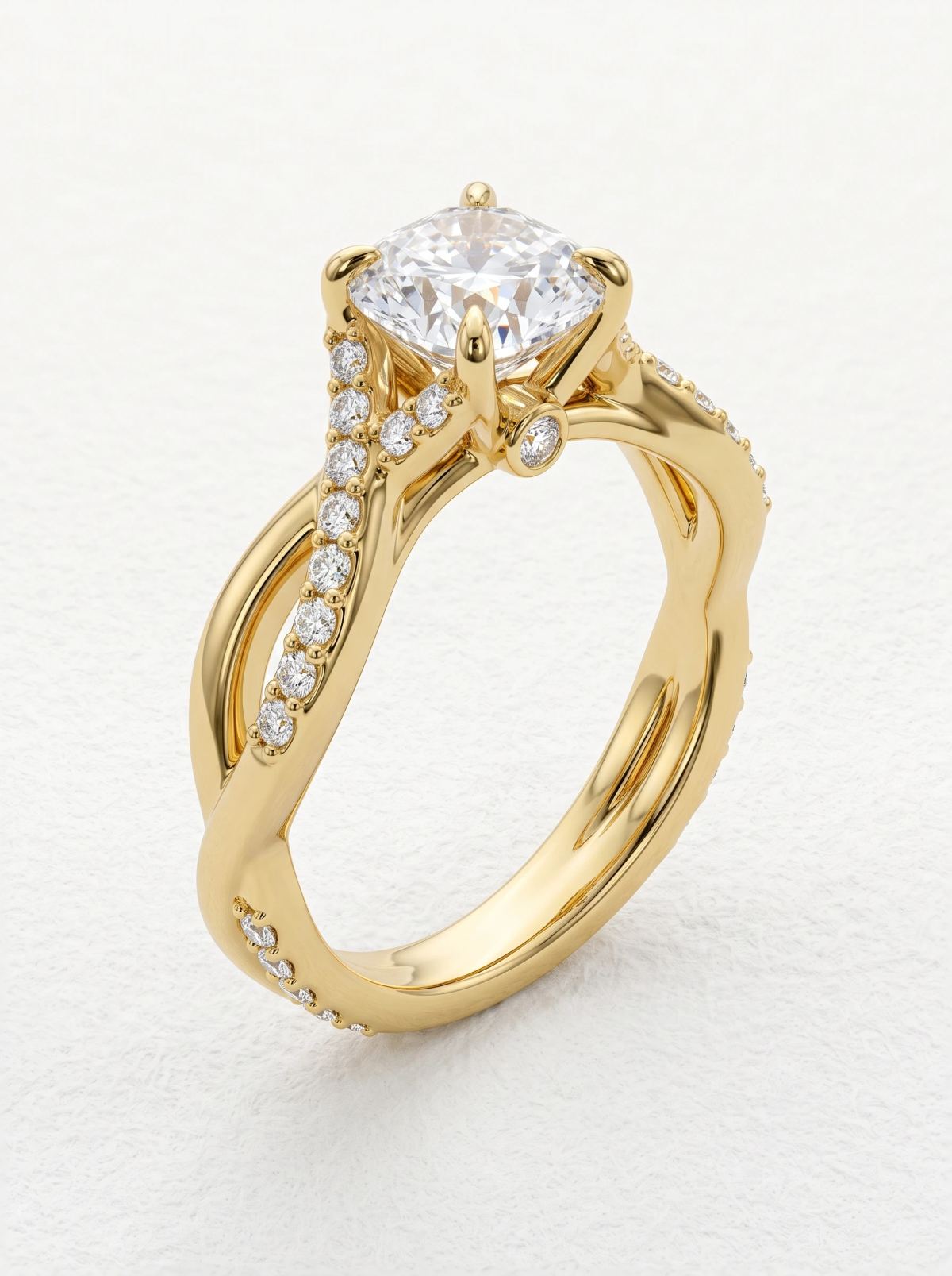 Bague de fiançailles coussin anneau torsadé en or jaune posée droite, brin pavé croisant l'anneau