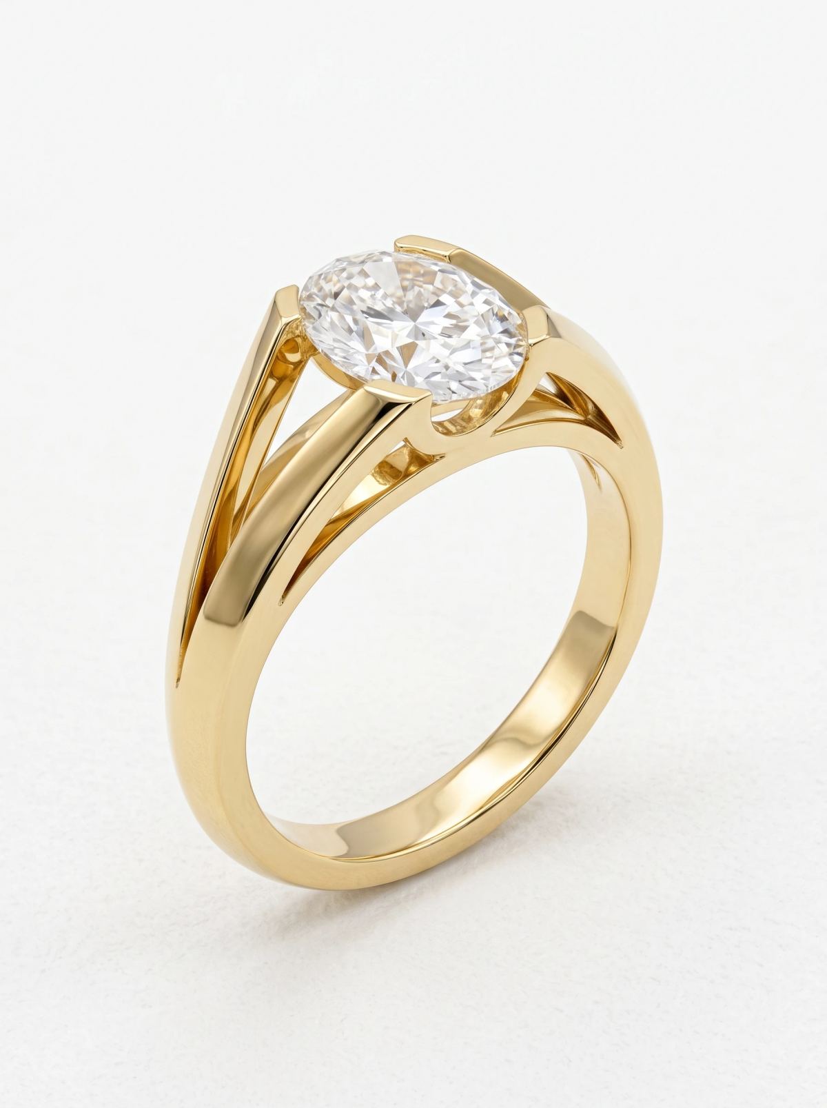Bague de fiançailles ovale à anneau divisé en or jaune vue de trois quarts, épaules séparées en deux rails