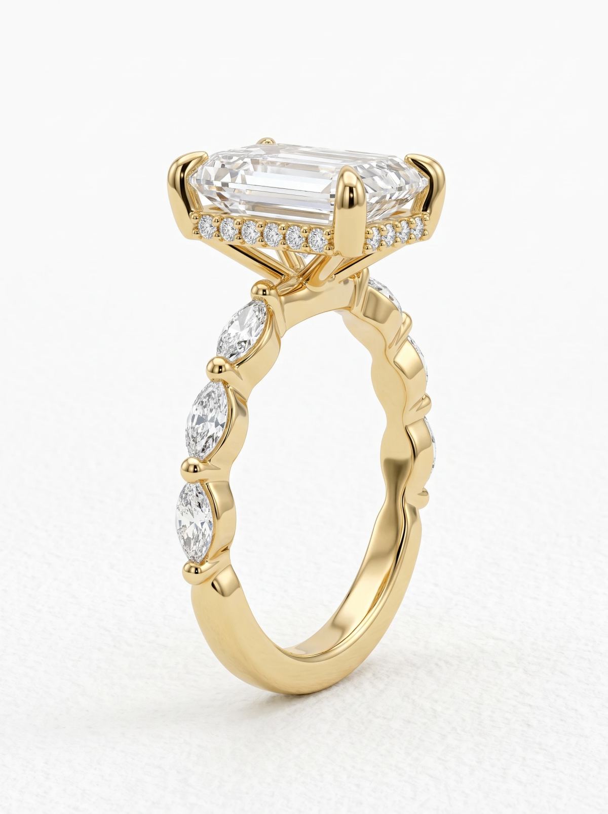 Bague taille émeraude en or jaune posée droite, halo caché sous la pierre et anneau serti de marquises