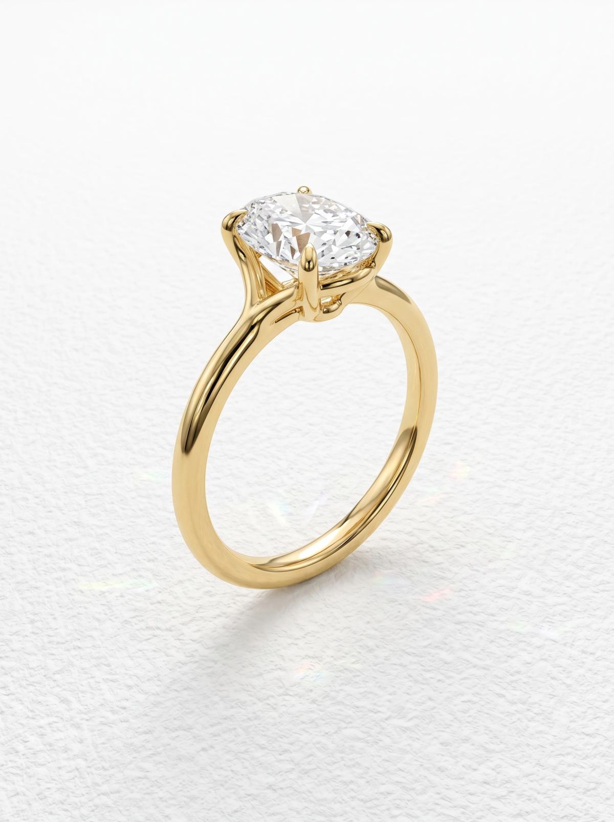 Bague de fiançailles ovale cathédrale quatre griffes en or jaune posée droite, épaules fourchues