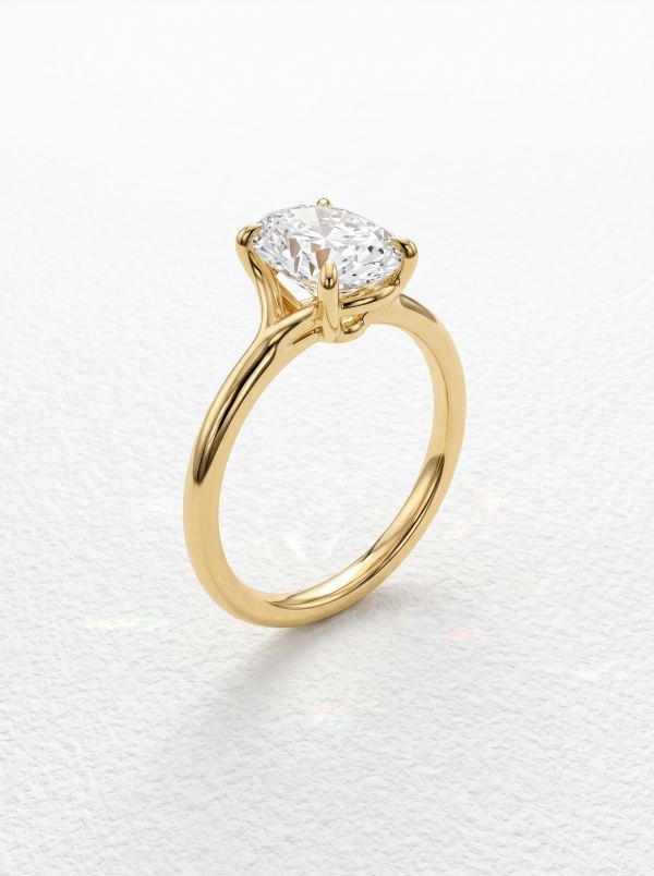 Bague de fiançailles ovale cathédrale quatre griffes en or jaune posée droite, épaules fourchues