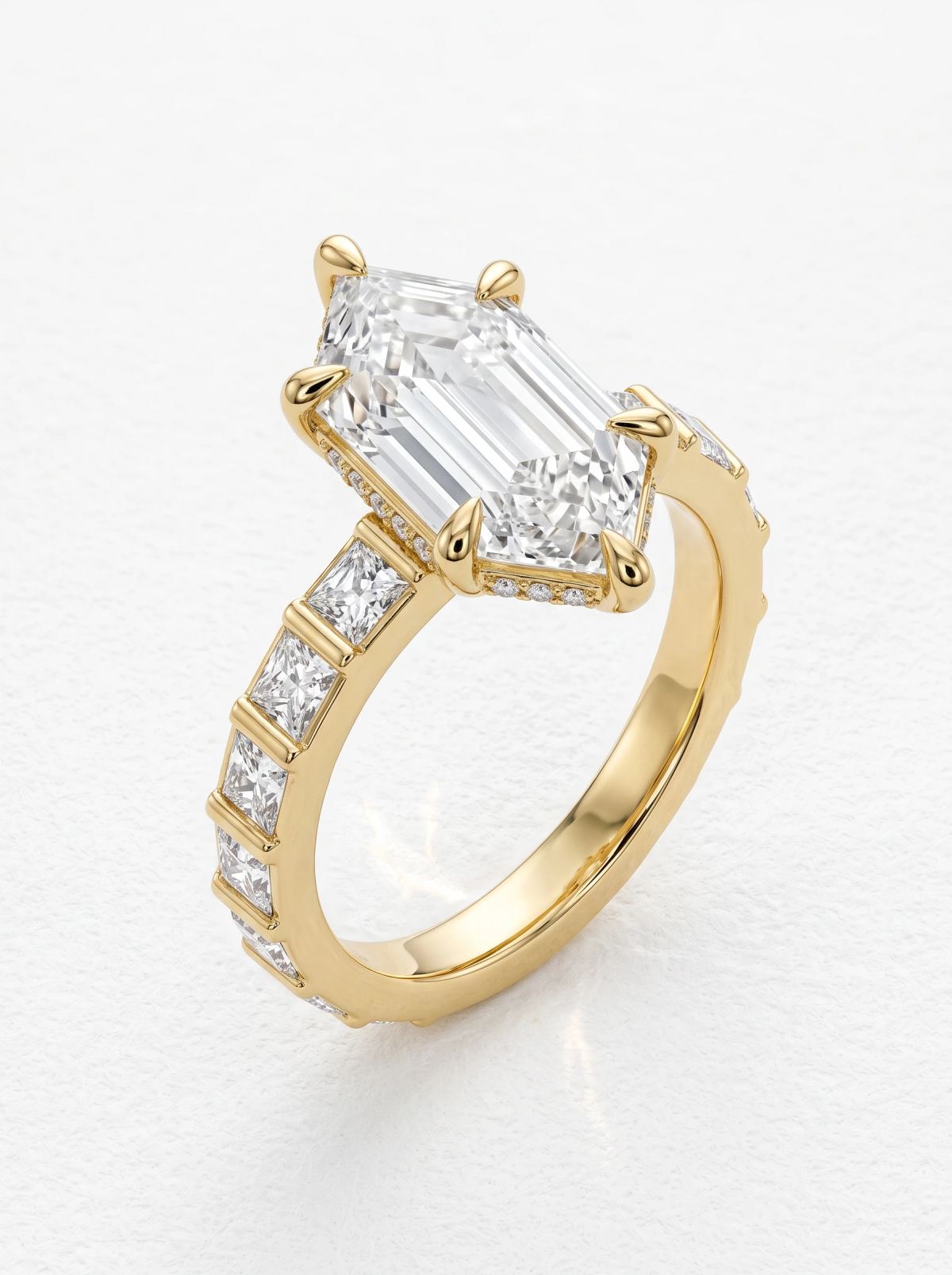 Bague en or jaune couchée en biais, pierre hexagonale allongée taillée à degrés et diamants princesse à barrettes
