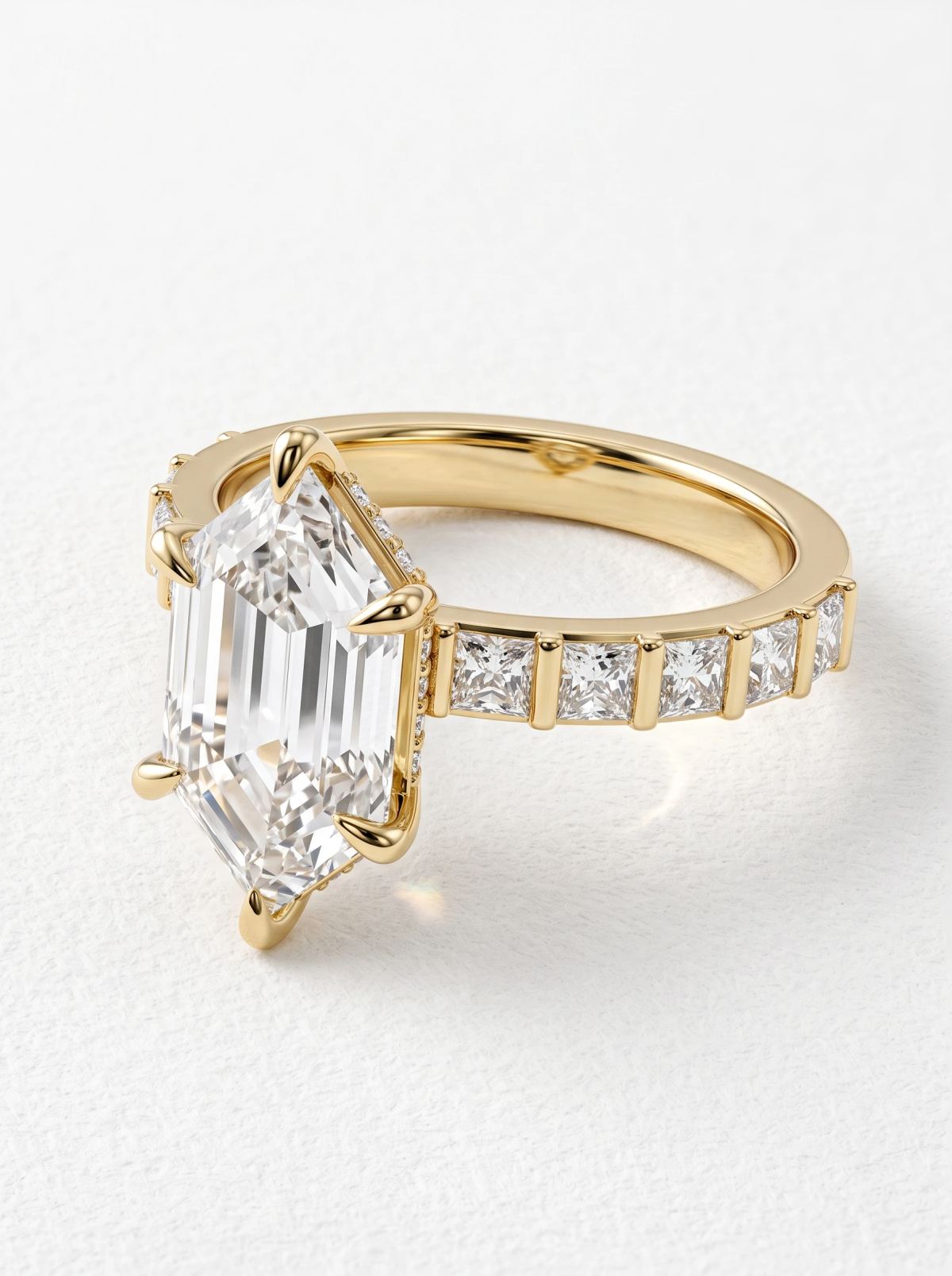 Bague hexagonale en or jaune couchée à plat sur le côté, six griffes en goutte et anneau de diamants princesse