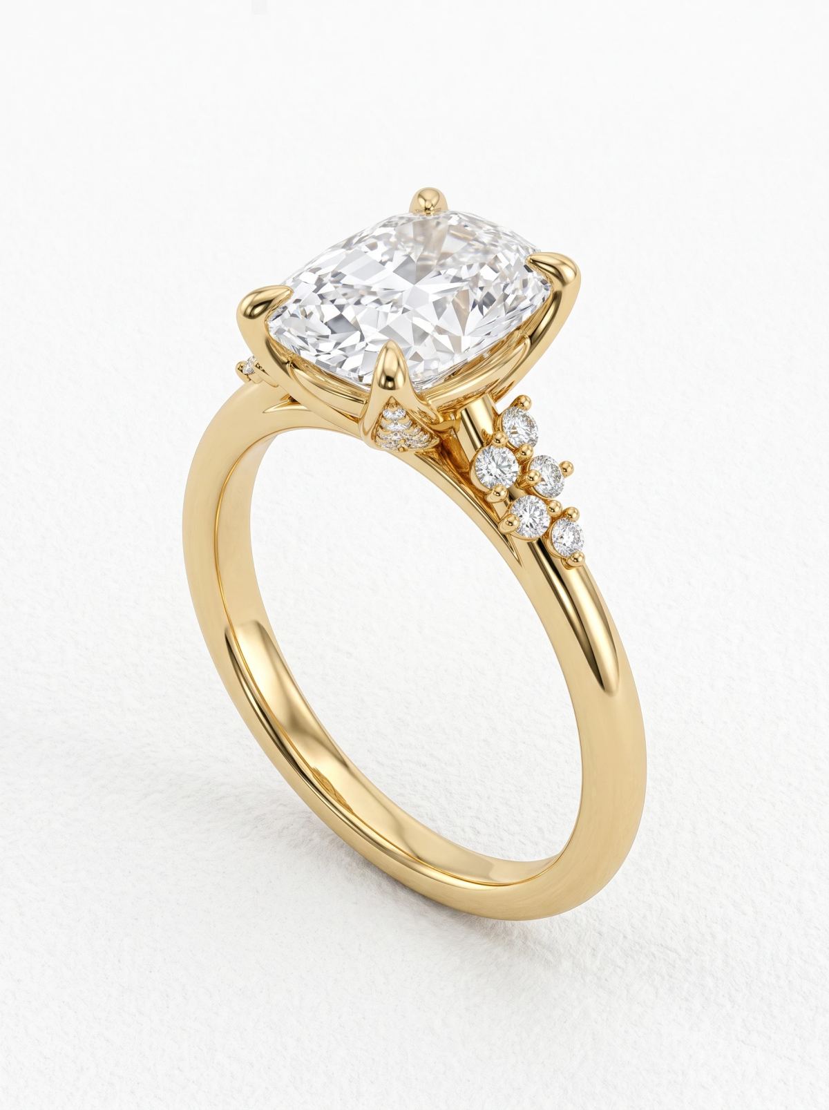 Bague de fiançailles coussin allongé en or jaune de trois quarts, grappe de diamants sur l'épaule