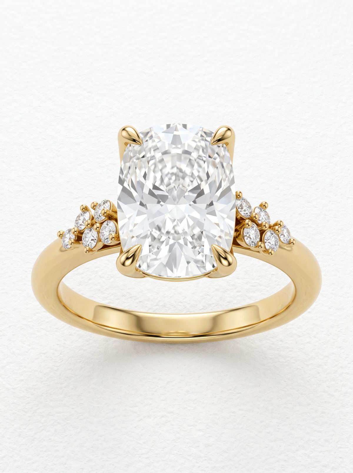 Bague de fiançailles coussin allongé tulipe en or jaune, vue de face, quatre griffes et épaules en grappe