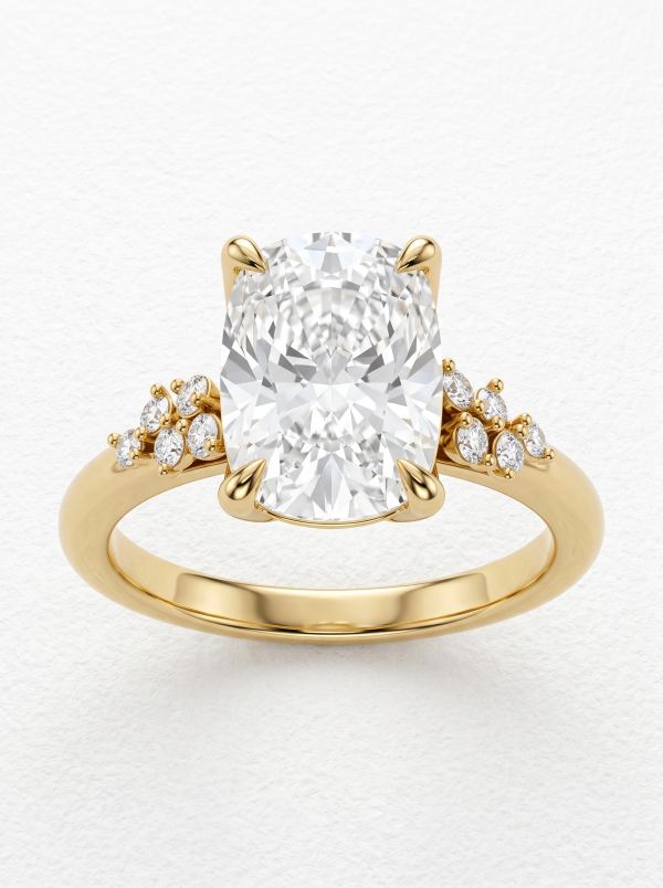 Bague de fiançailles coussin allongé tulipe en or jaune, vue de face, quatre griffes et épaules en grappe
