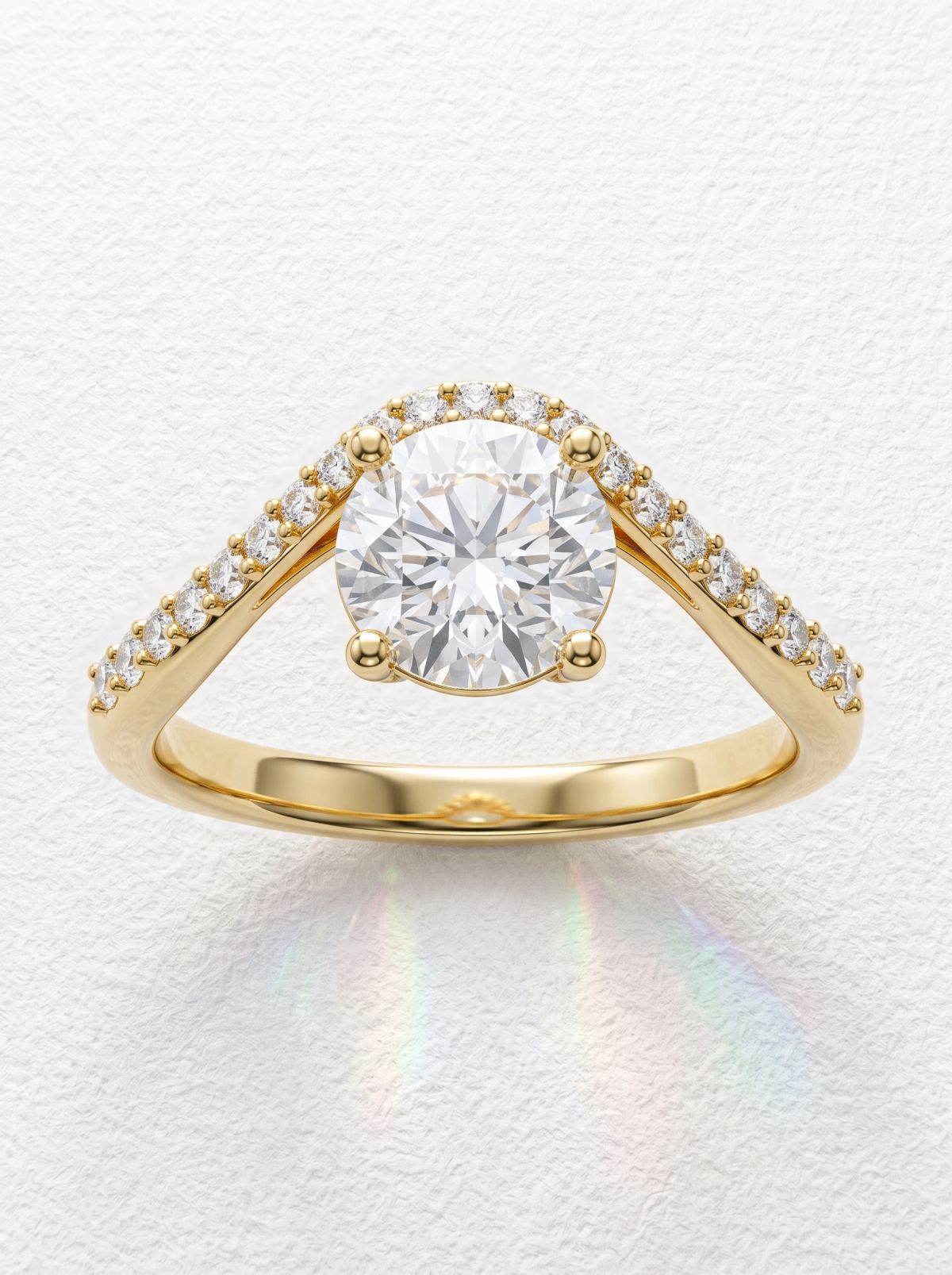 Vue de face d'un solitaire en or jaune aux épaules pavées en V et diamant rond brillant