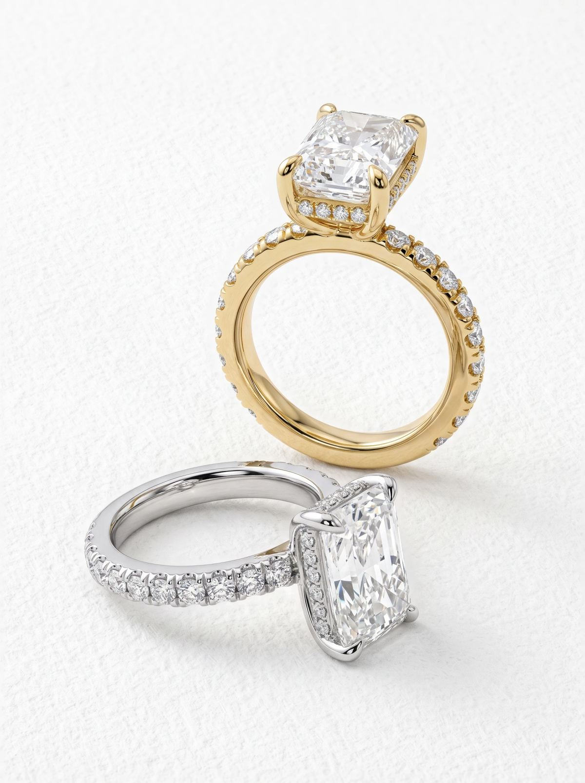Bague de fiançailles radiant à halo caché en or jaune et en or blanc, l'une debout, l'autre couchée sur le côté