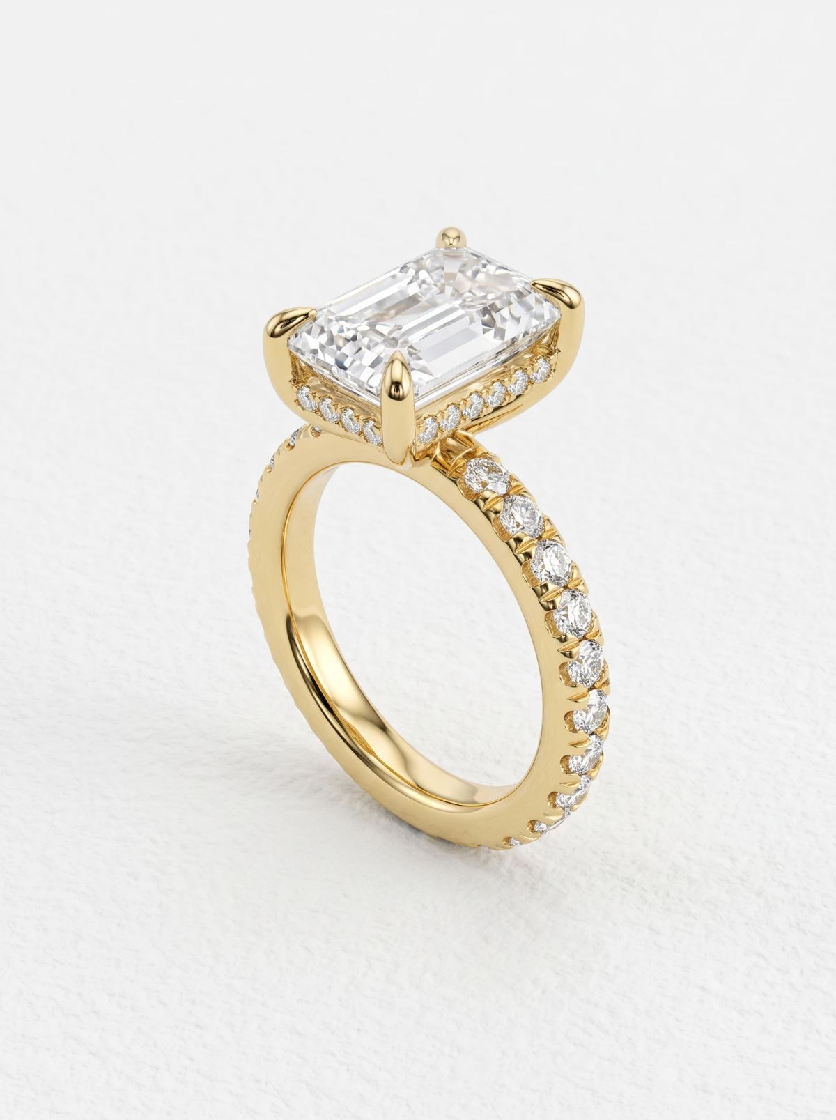 Bague de fiançailles radiant halo caché pavé en or jaune posée droite, quatre griffes et anneau pavé
