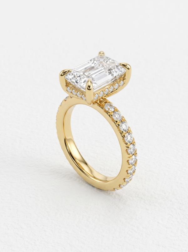 Bague de fiançailles radiant halo caché pavé en or jaune posée droite, quatre griffes et anneau pavé